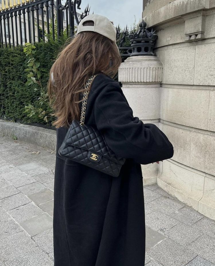 Chanel Classic Flap 搭配黑色長外套